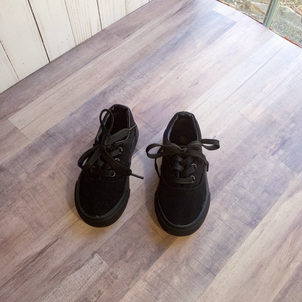 Unisex Low Top Casual Lace-up Black Toddler Sneaker Size 6C